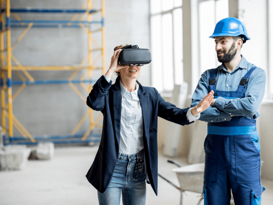 Bauherring betrachtet ihr zukünftiges Zuhause in einer Virtual Reality Brille