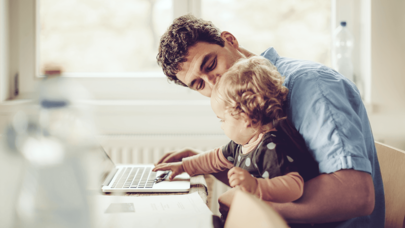 Vater und Baby sitzen am Computer